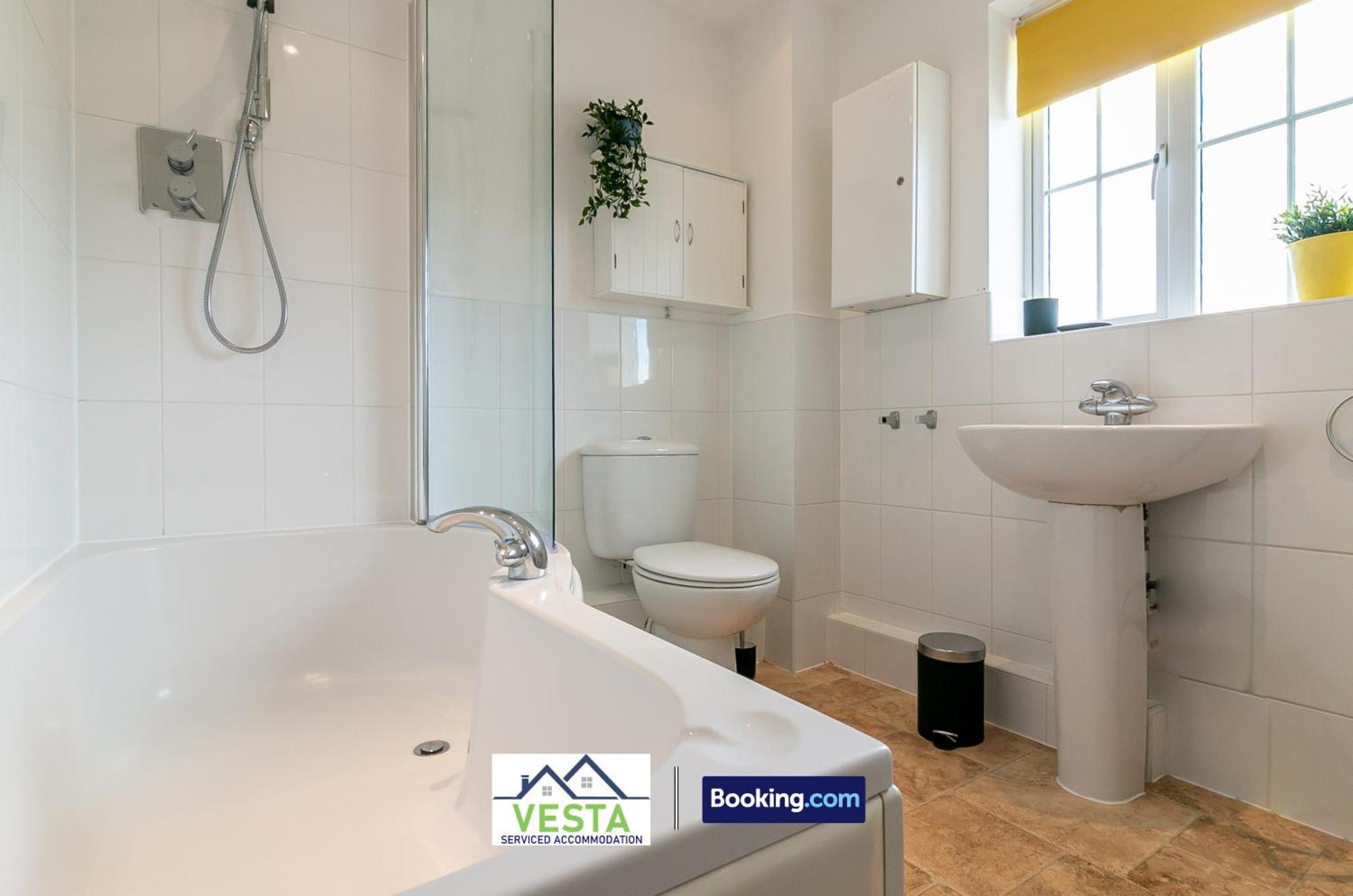 Three Bedroom Apartment By Vesta Serviced Accommodation & Short Lets Hatfield With Free Parking エクステリア 写真