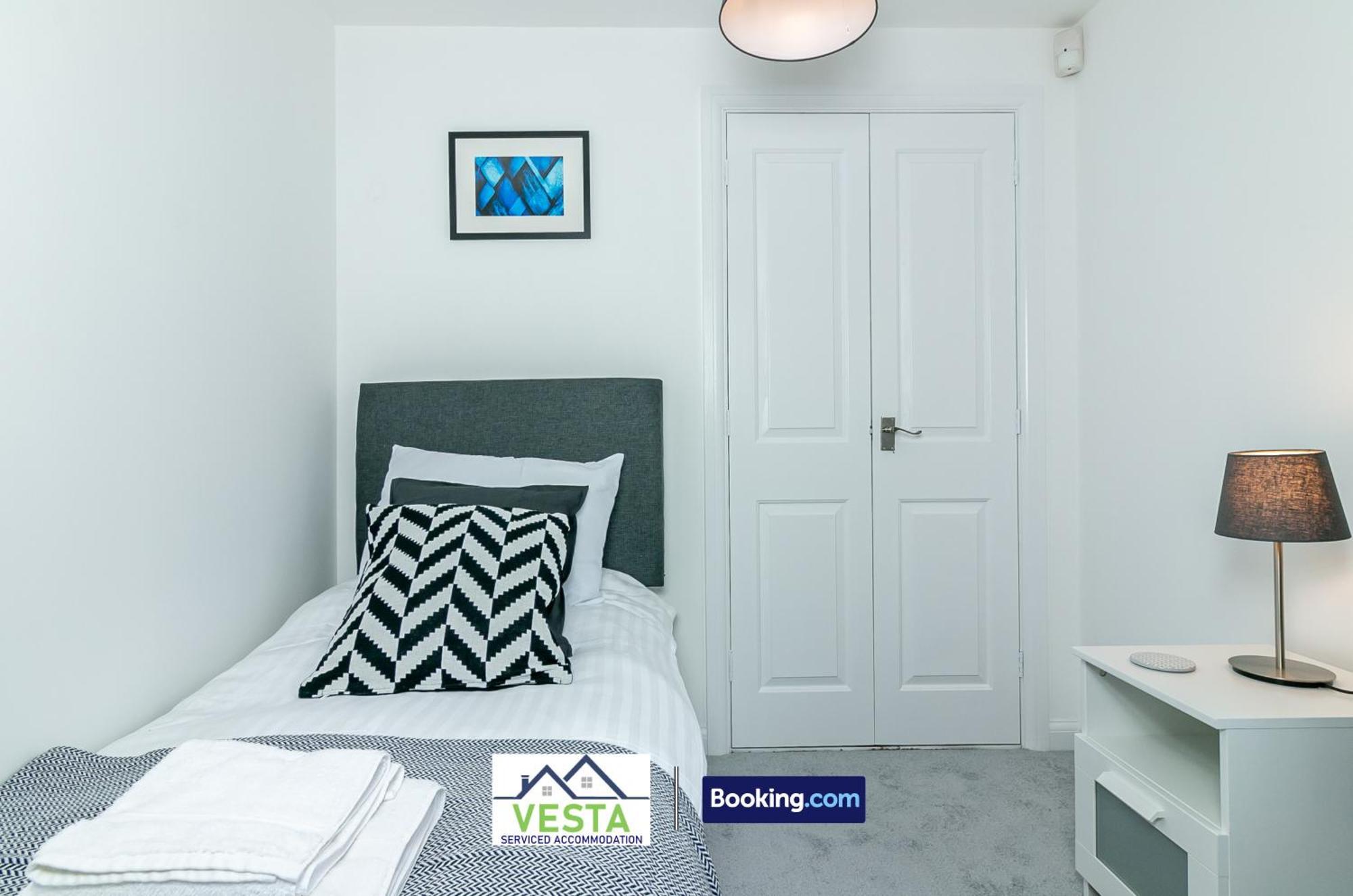 Three Bedroom Apartment By Vesta Serviced Accommodation & Short Lets Hatfield With Free Parking エクステリア 写真